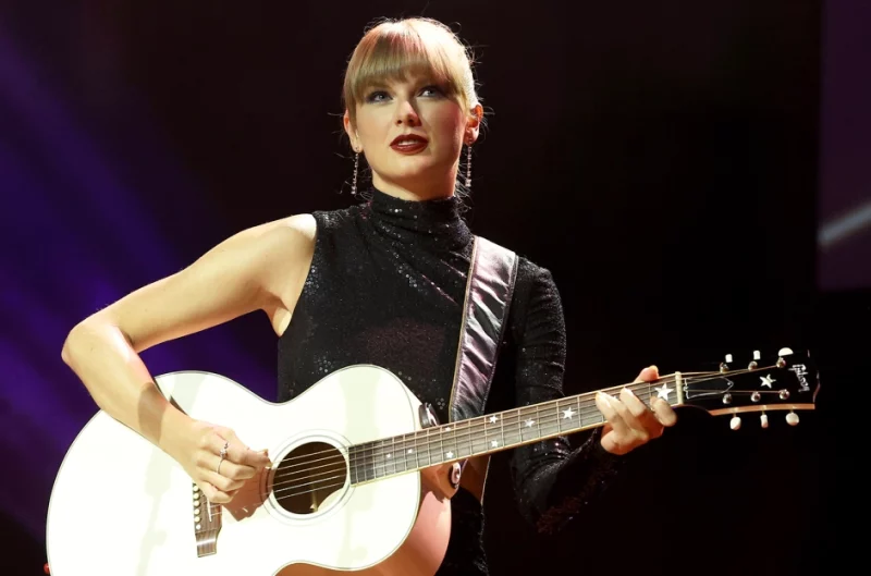 Billboard: Taylor Swift-Signed Guitar Up for Auction to Aid Veterans & First Responders
Billboard: Taylor Swift-Signed Guitar Up for Auction to Aid Veterans & First Responders